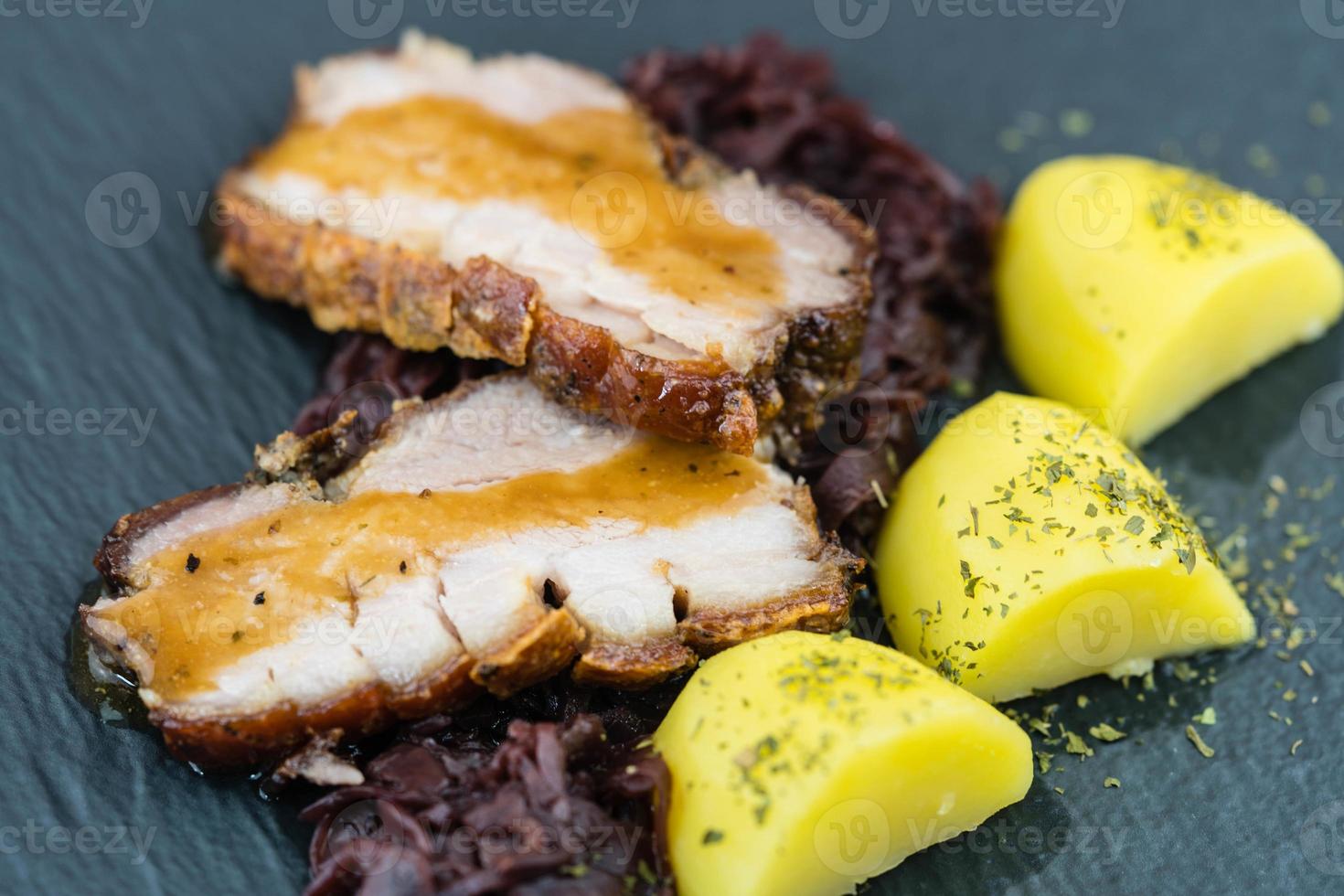 maiale reale un tradizionale arrosto di maiale con cavolo rosso e patate foto