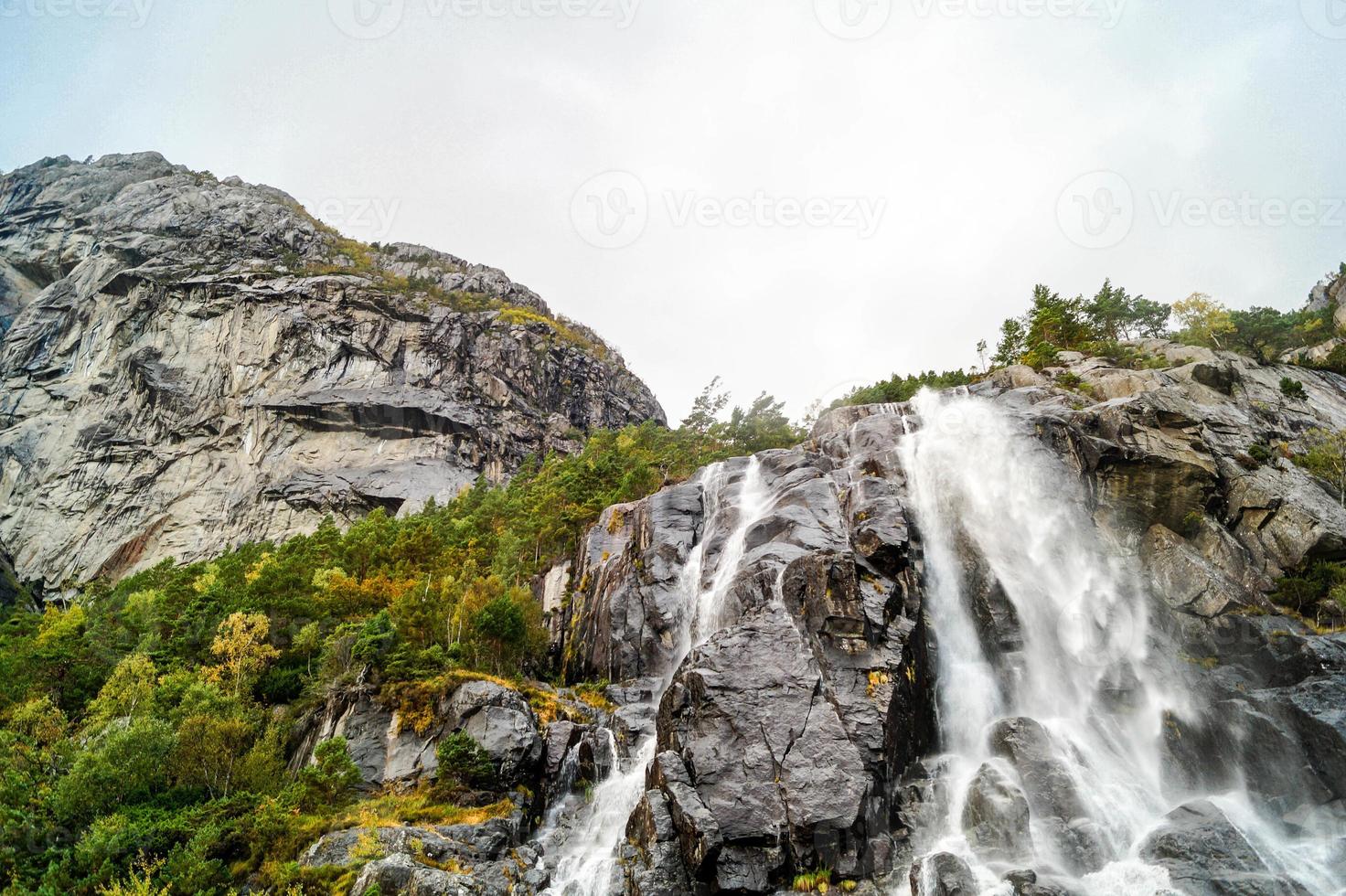 formazione rocciosa nel lysefjord con la famosa cascata di hengjanefossen foto