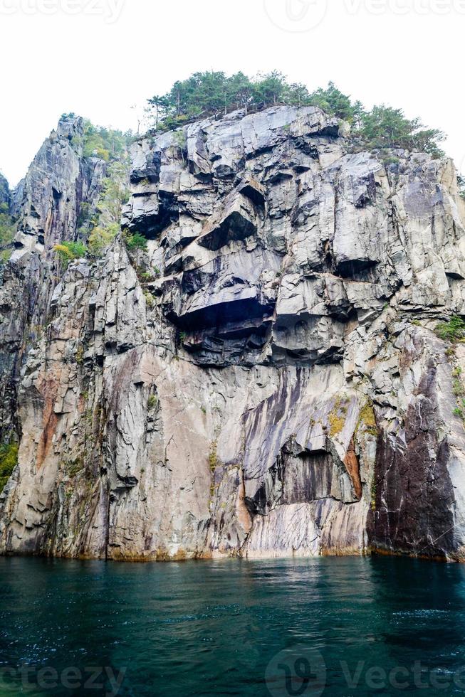 formazione rocciosa nel lysefjord con la famosa cascata di hengjanefossen foto