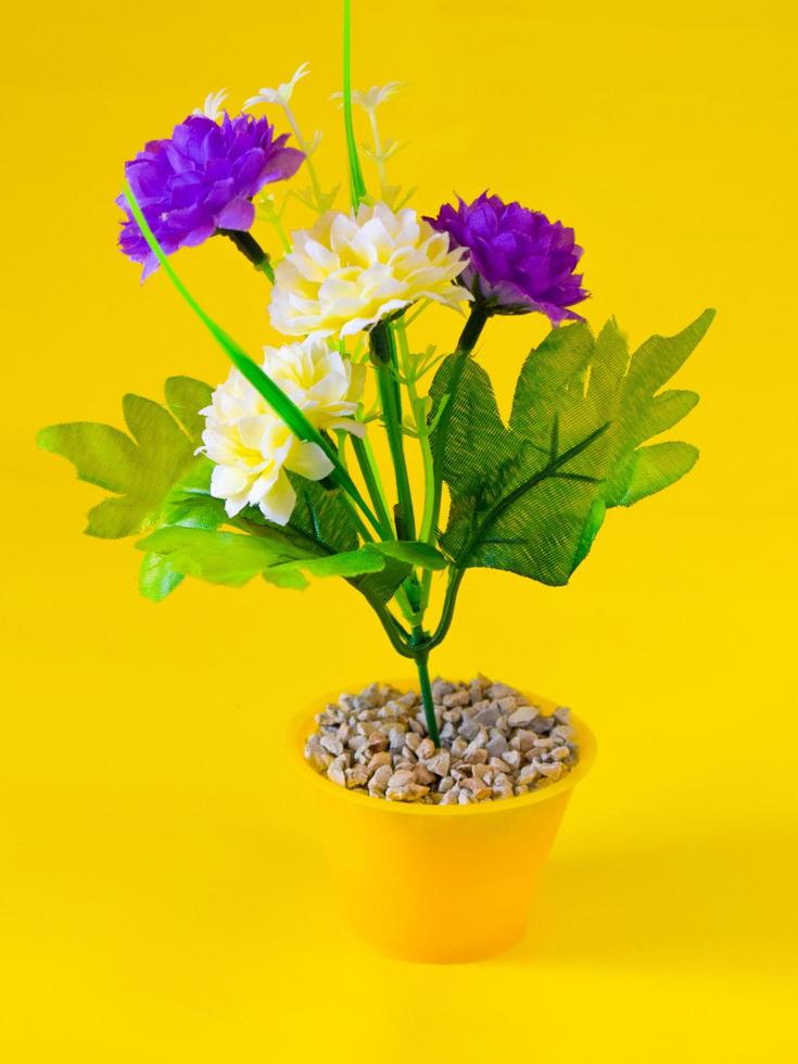 foto di fiori in un bellissimo vaso su sfondo giallo