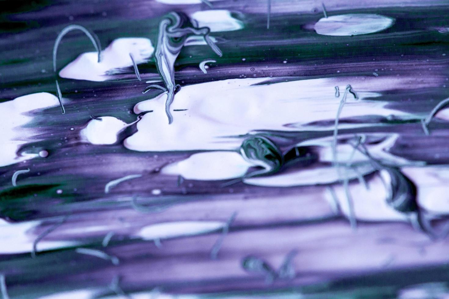 astratto viola chiaro bellissimo marmo liquido fluido vernice acrilica trama vibrante su viola. foto