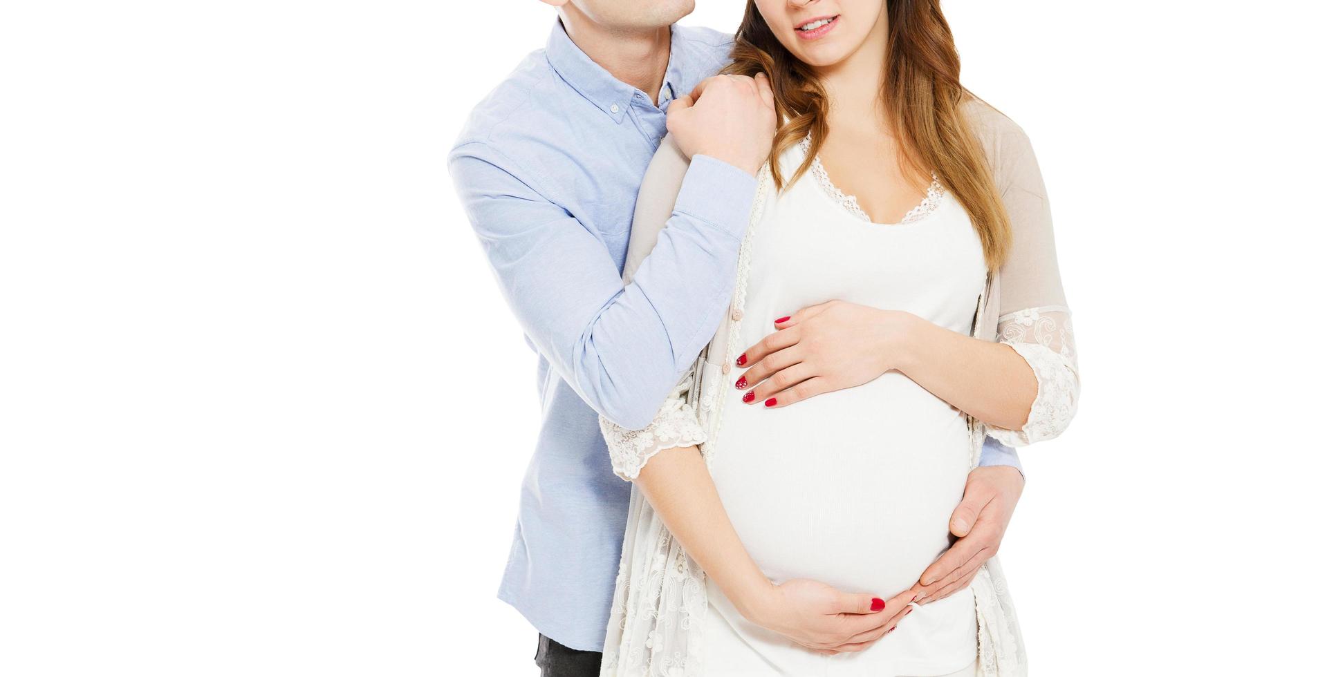 coppia in attesa di un bambino nato - immagine ritagliata foto