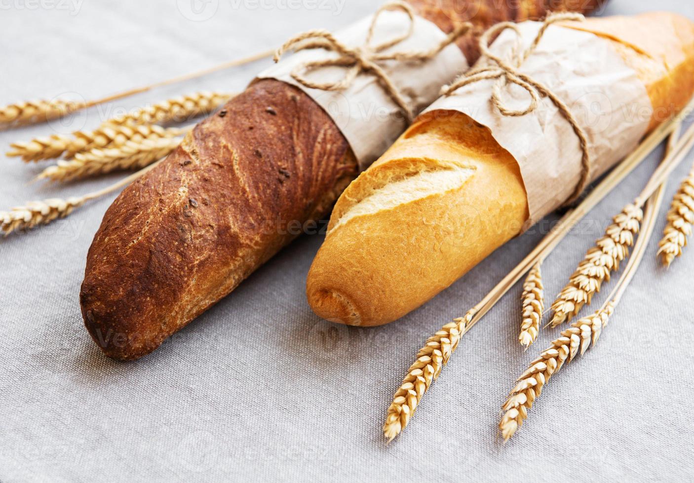 pane baguette appena sfornato foto