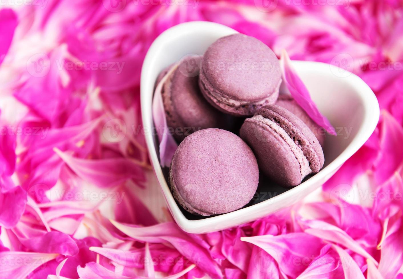 petali di peonia rosa con macarons foto