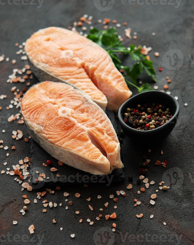 tranci di salmone crudo foto