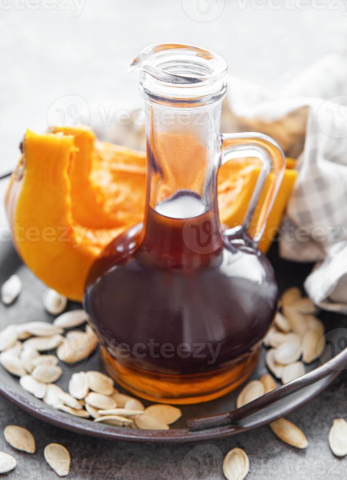 bottiglia con olio di semi di zucca foto