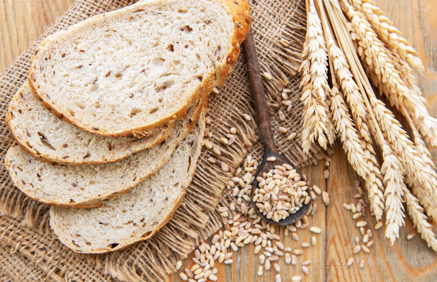 vista dall'alto di fette di pane foto