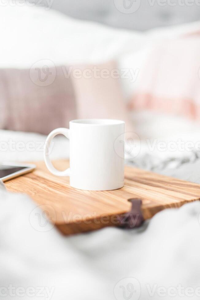 tazza da caffè bianca su tavolo in legno per set di mock-up design isolato su bianco del boccale vetroso foto