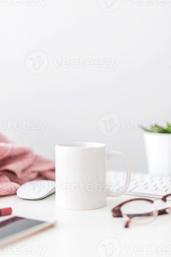 tazza da caffè bianca per set di mock-up design di boccale vetroso isolato su bianco foto