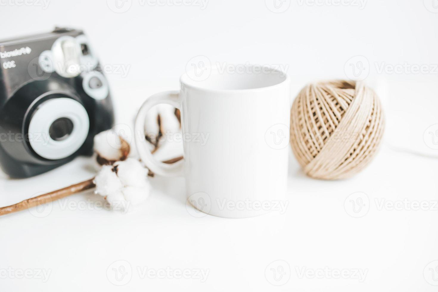 tazza da caffè bianca con foglia verde per set di mock-up design vetroso isolato su bianco foto