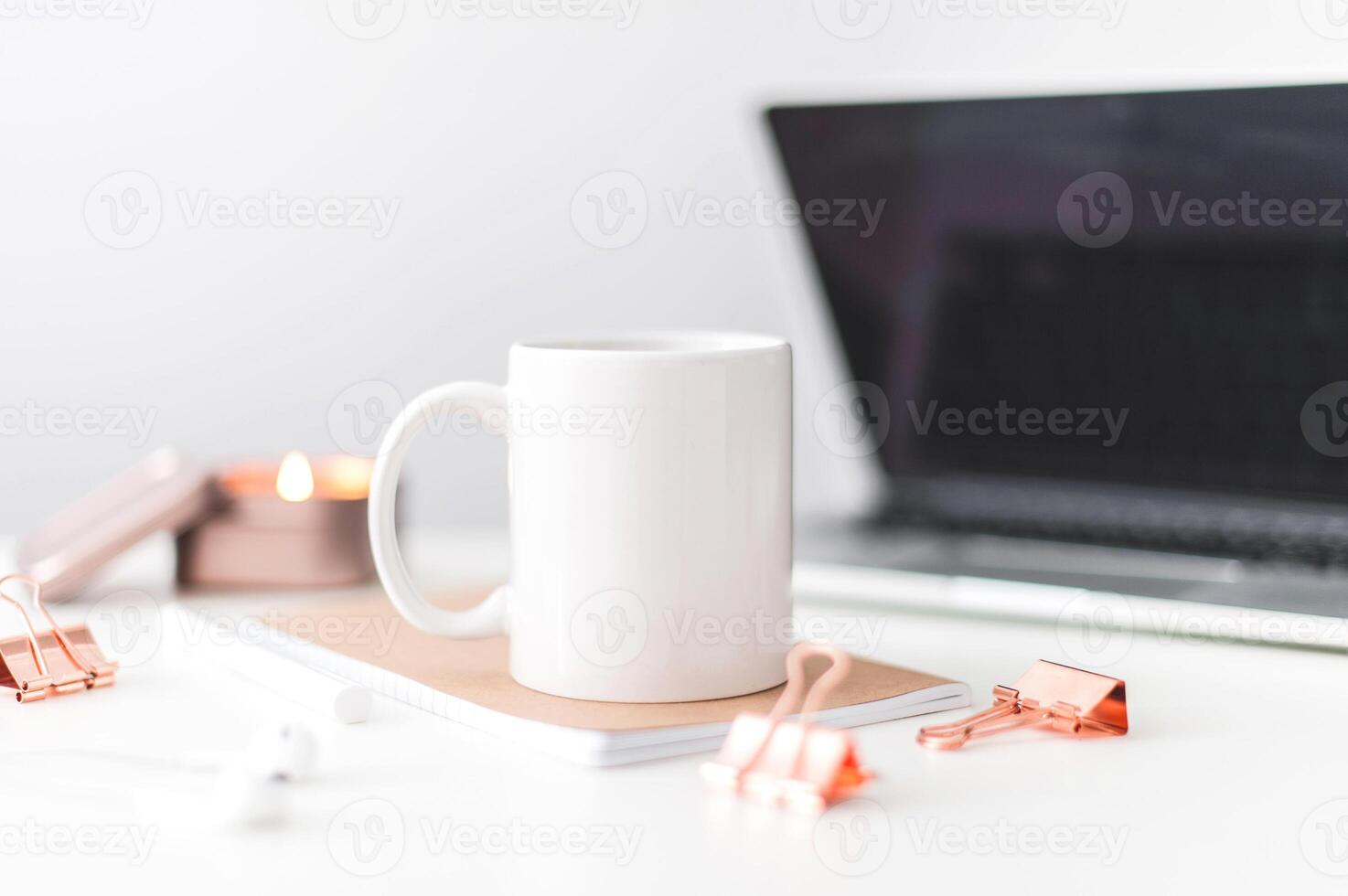 tazza da caffè bianca su tavolo in legno per set di mock-up design isolato su bianco del boccale vetroso foto