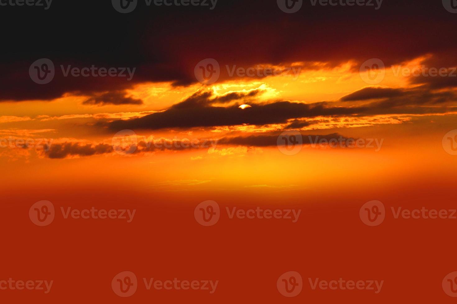 tramonto cielo arancione panorama stupendo tramonto naturale cielo drammatico luminoso foto