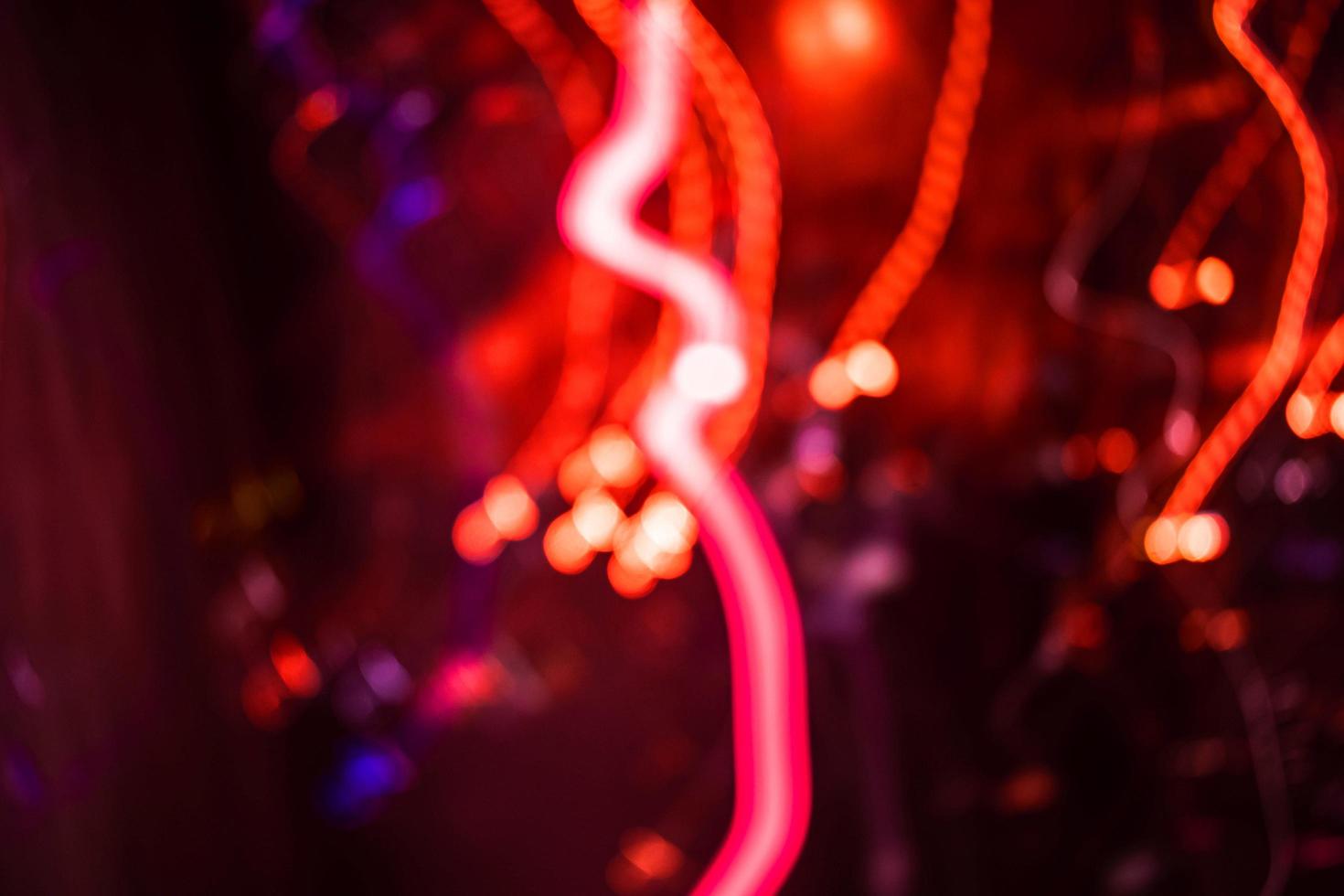 luce arancione e rosa scia di luce sfocatura luci astratte al tempo di esposizione al movimento effetto vortice della scia foto