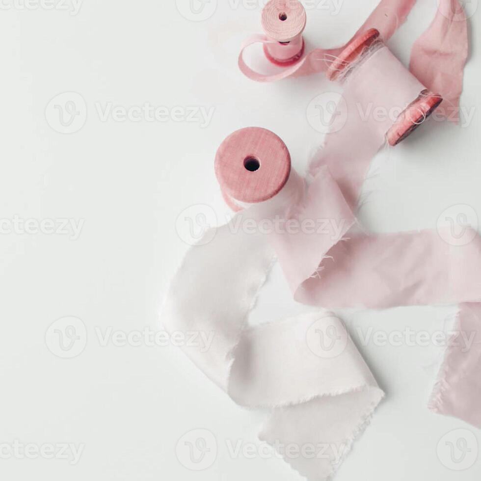 spazio di lavoro bianco con taccuino rosa chiaro e fiore bianco con caffè sul tavolo bianco. foto