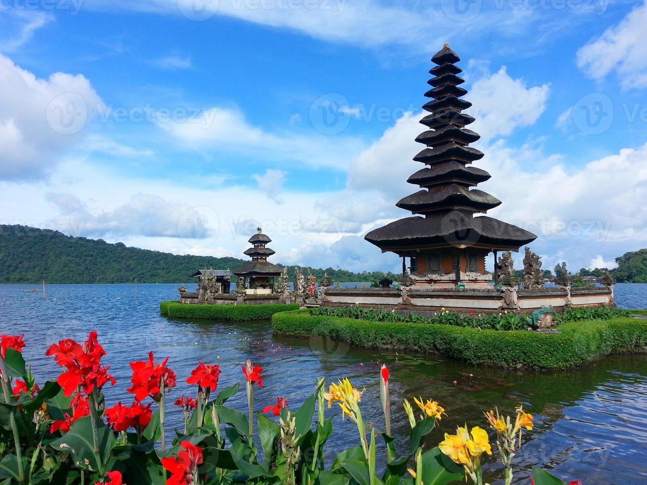 tempio con laghi e fiori foto