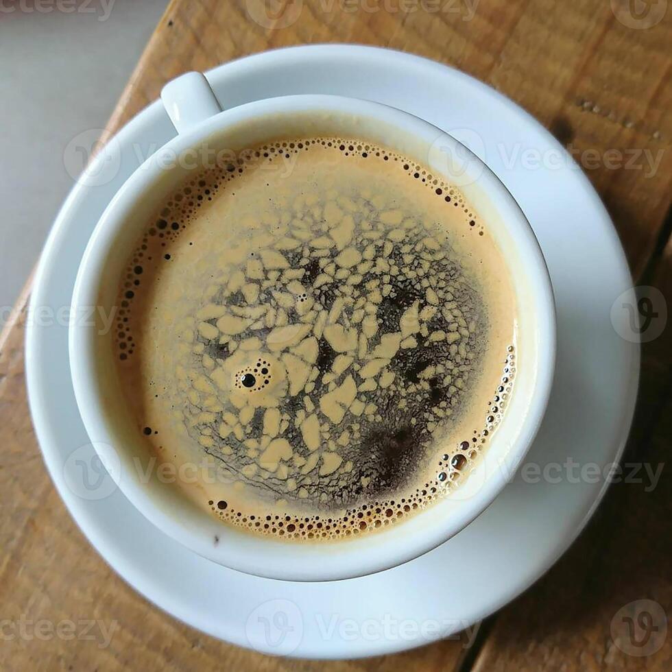 caffè al latte in una tazza bianca foto