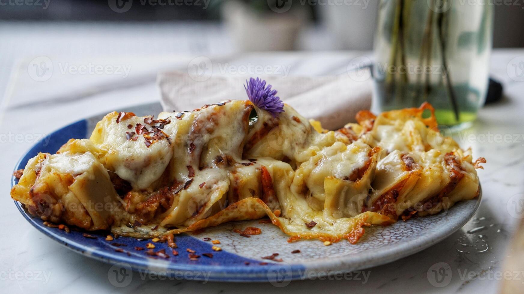 cibi fritti con salsa di maionese su un piatto foto