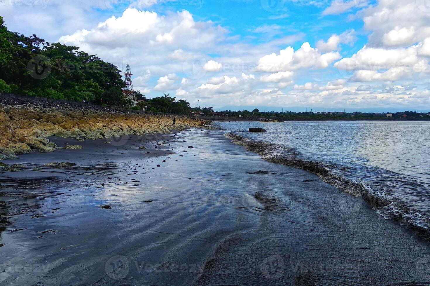 la costa con pietre e cielo azzurro foto