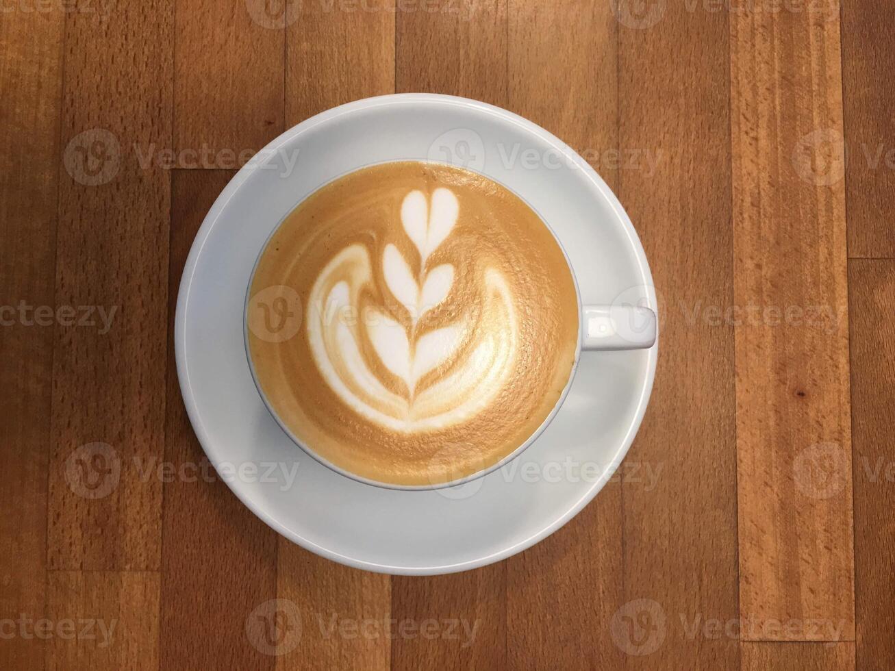 caffè latte a forma di albero in una tazza sul tavolo foto