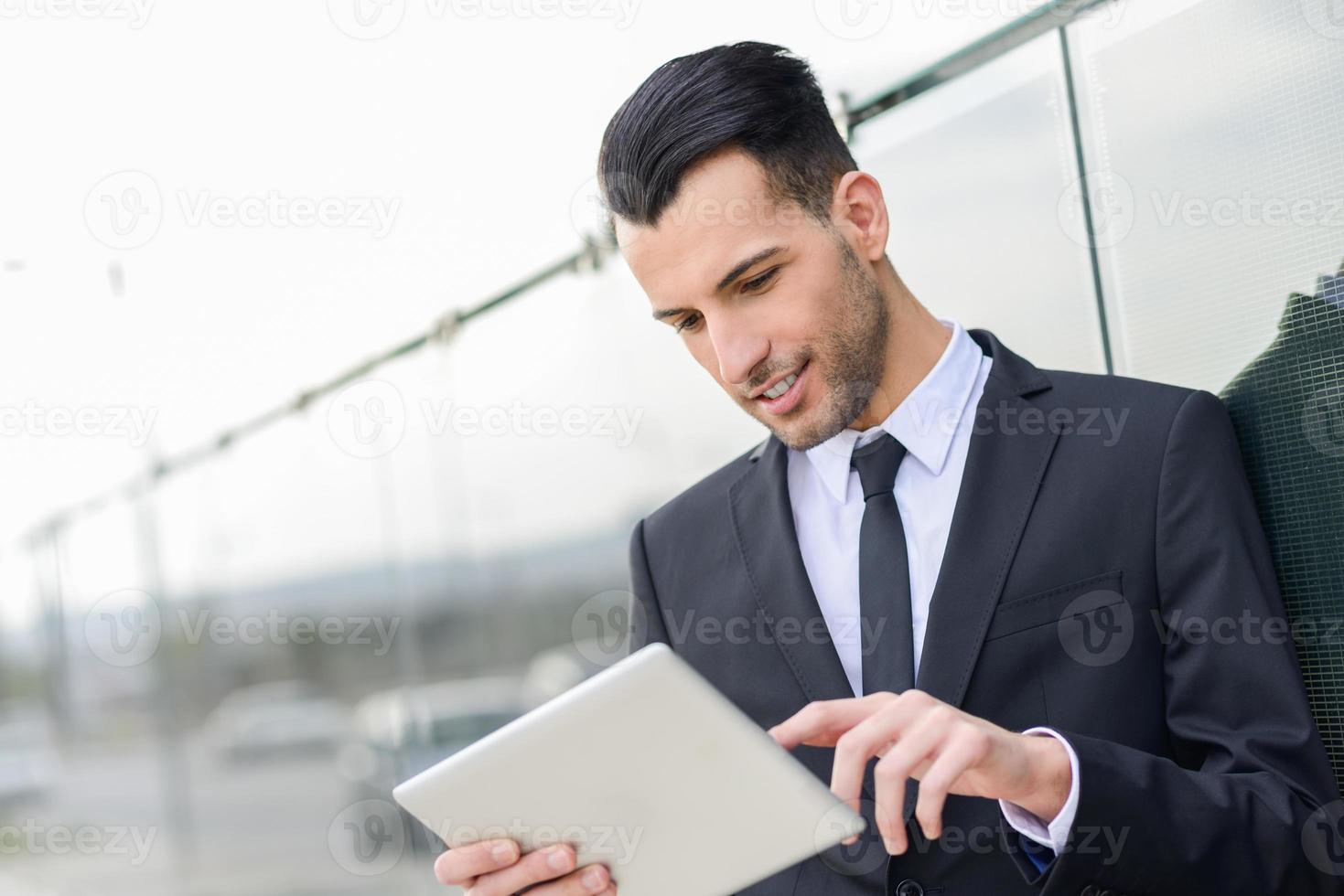 uomo d'affari con computer tablet in edificio per uffici foto