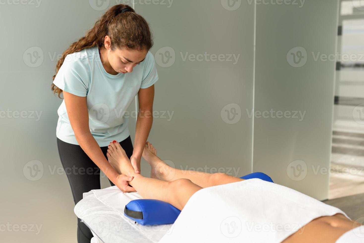 massaggio medico ai piedi in un centro di fisioterapia. foto