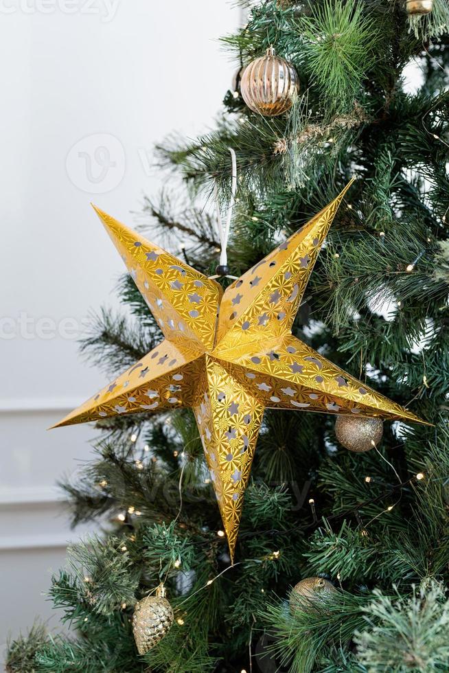 primo piano delle decorazioni dell'albero di natale foto