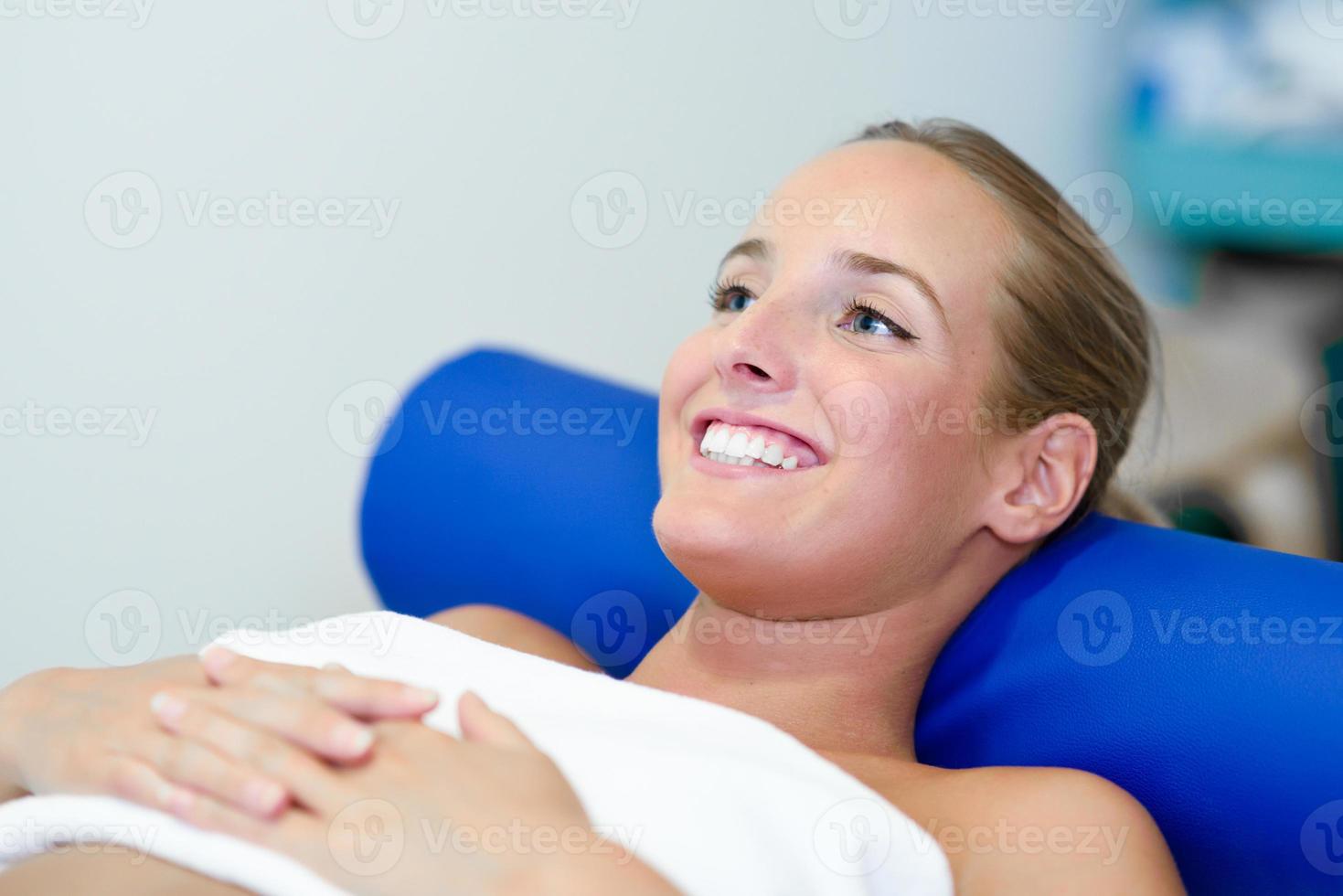 giovane paziente sul letto in un centro di fisioterapia. foto