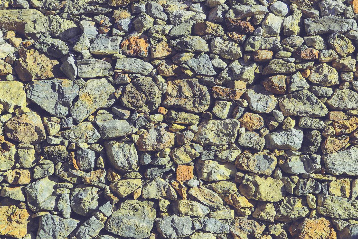 astratto muro quadrato in pietra grigia texture realistica ornamento edificio rock sulla natura. foto