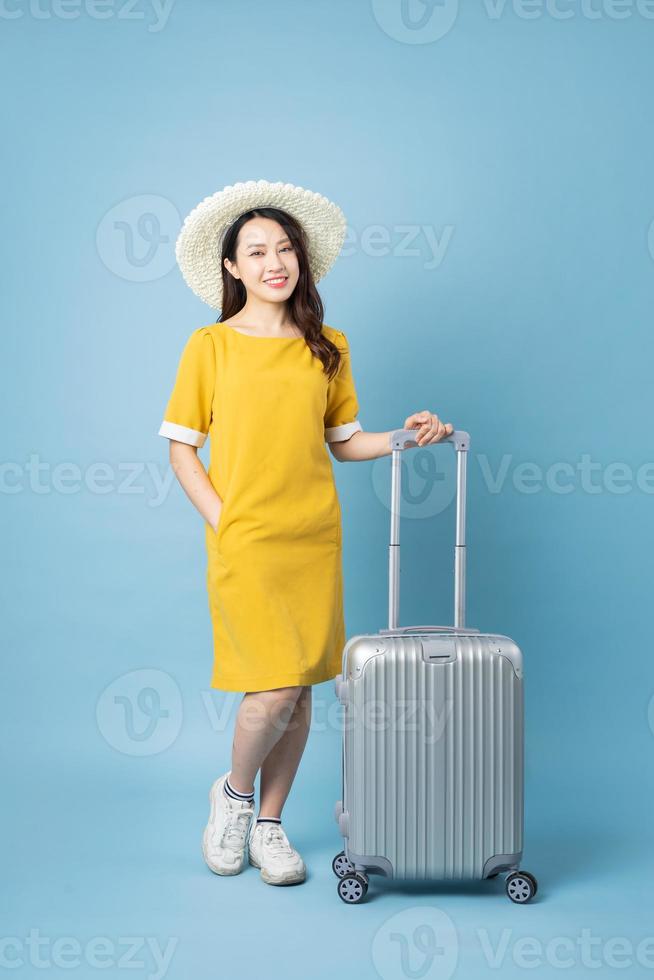 immagine di viaggio ragazza asiatica, isolata su sfondo blu foto