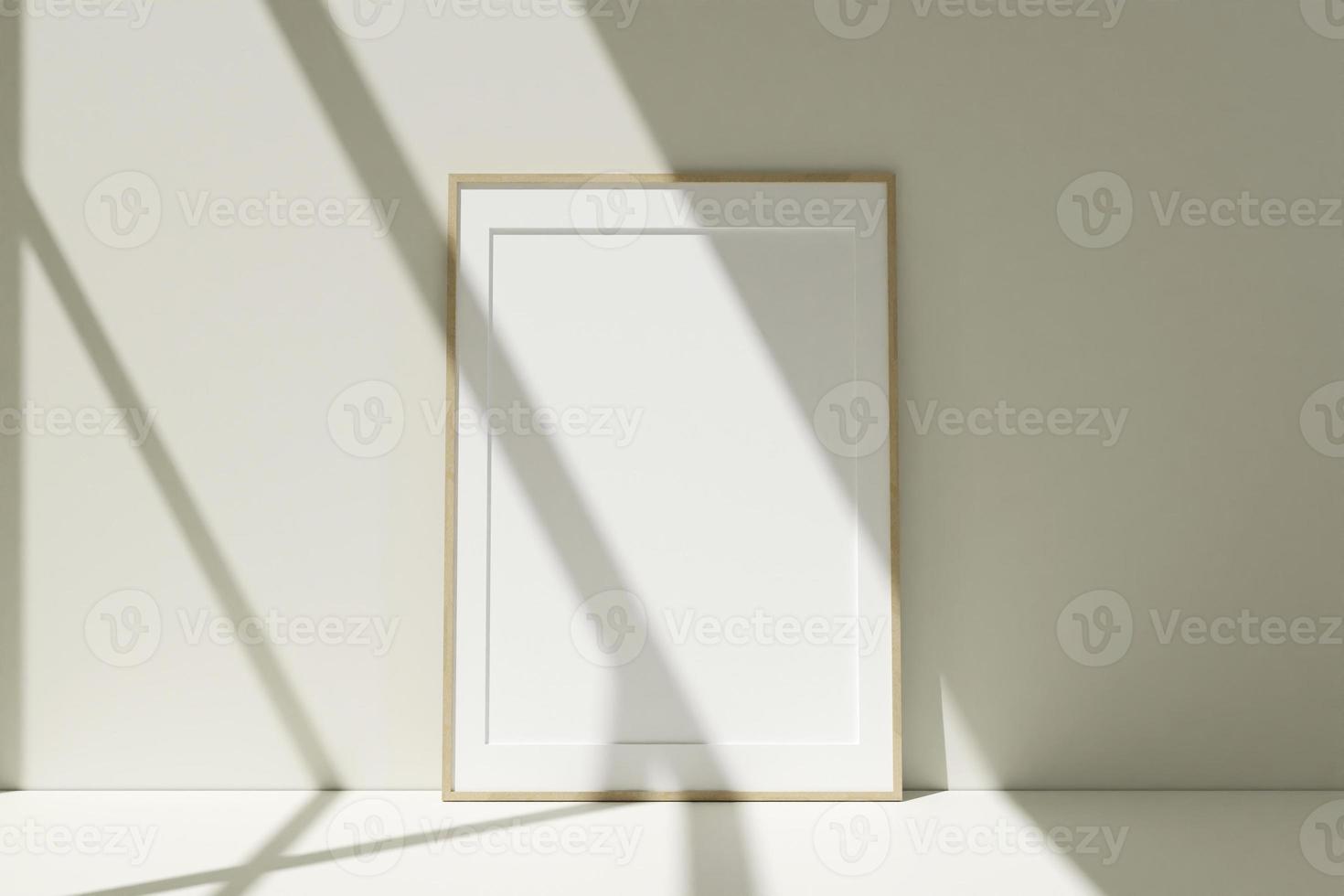 mockup di cornici verticali in legno sul pavimento appoggiato al muro della stanza con ombra foto