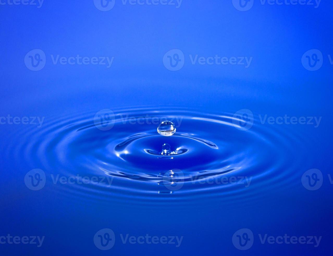 spruzzi d'acqua blu trasparente realistica bella acqua pulita blu sul blu. foto