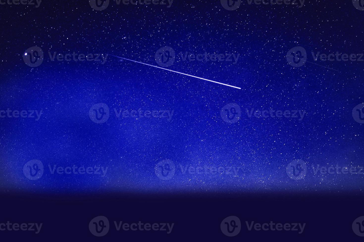 panorama notturno della galassia drammatico blu chiaro dallo spazio dell'universo lunare sul cielo notturno foto