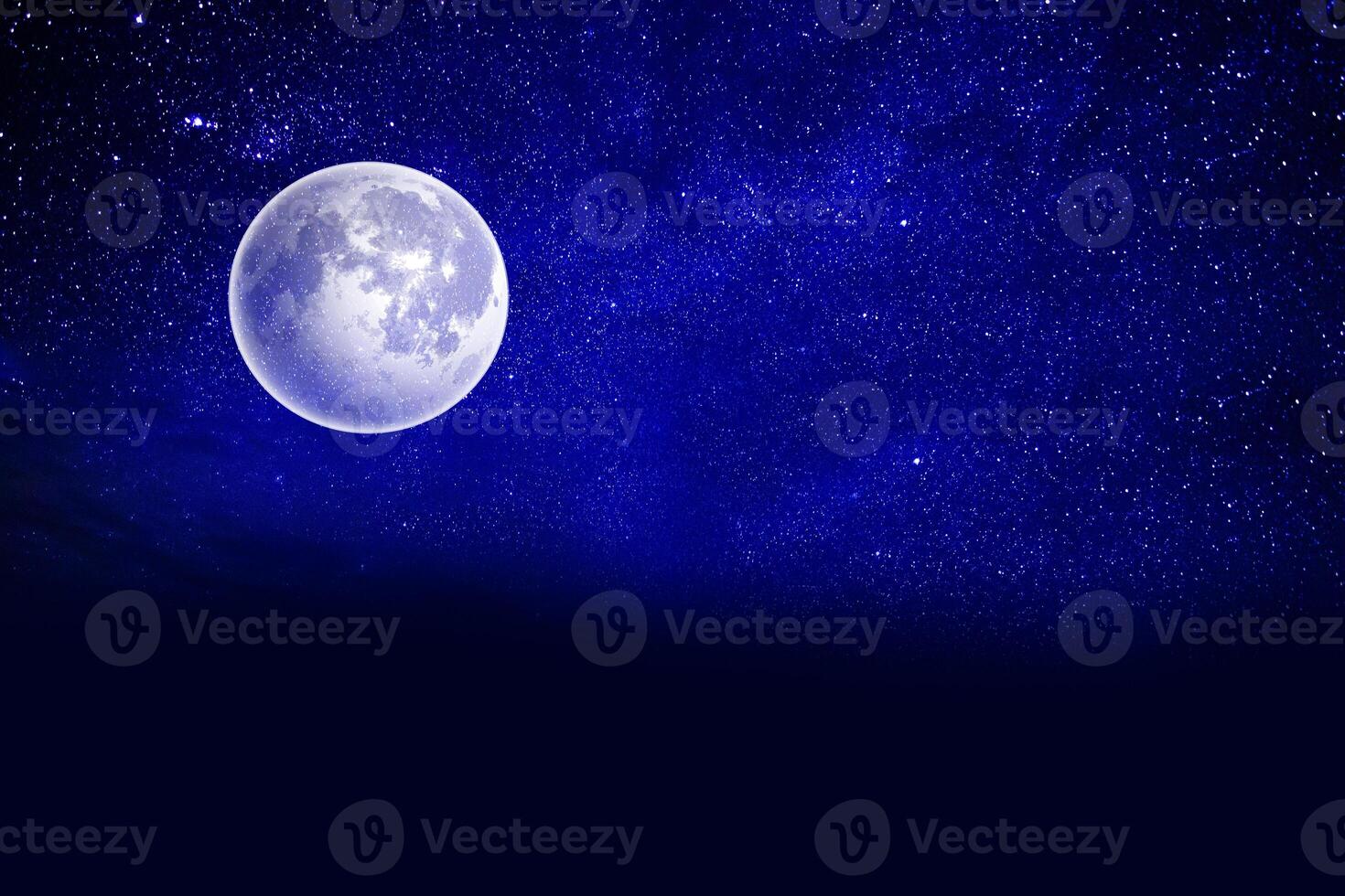 panorama notturno della galassia drammatico blu chiaro dallo spazio dell'universo lunare sul cielo notturno foto