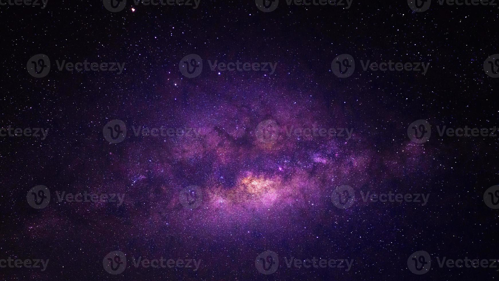 viola drammatico panorama notturno della galassia dallo spazio dell'universo lunare sul cielo notturno foto