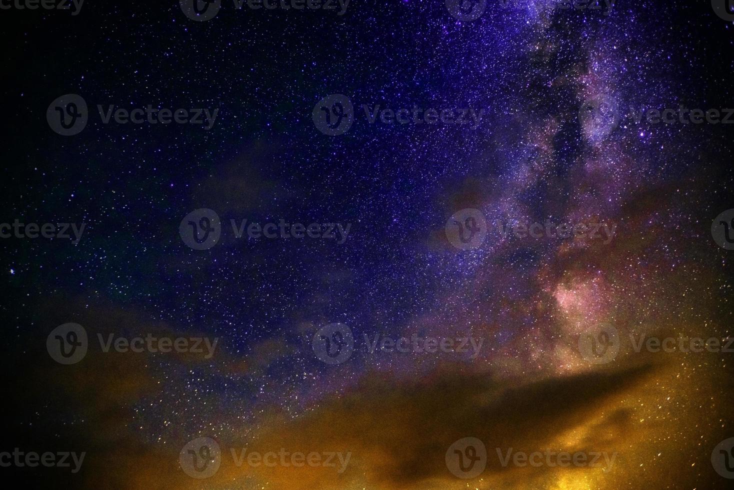 panorama notturno della galassia arancione drammatico dallo spazio dell'universo lunare sul cielo notturno foto