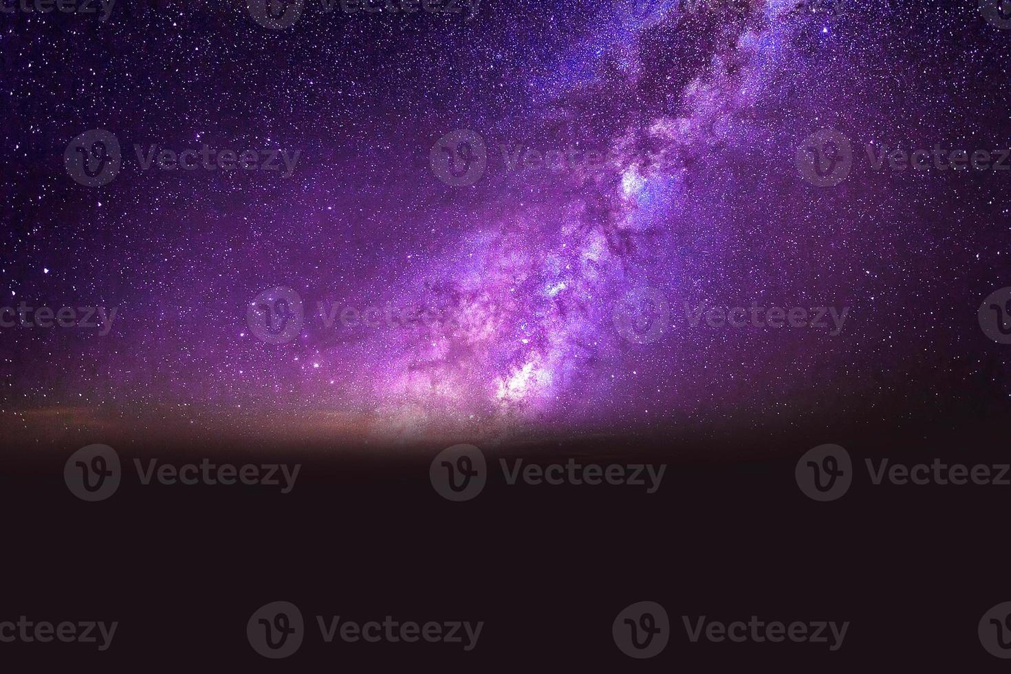 viola drammatico panorama notturno della galassia dallo spazio dell'universo lunare sul cielo notturno foto