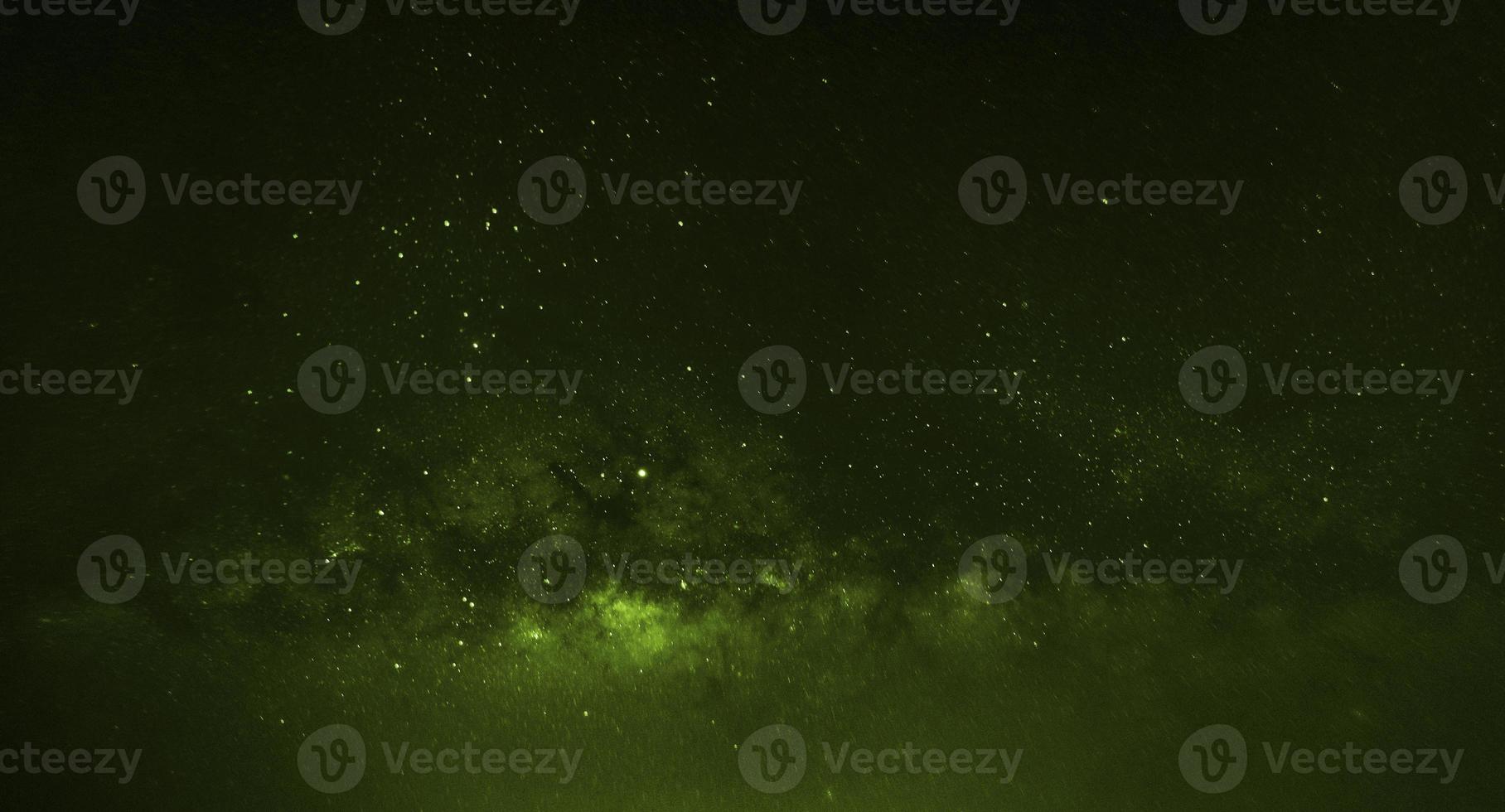 panorama notturno della galassia verde drammatico dallo spazio dell'universo lunare sul cielo notturno foto