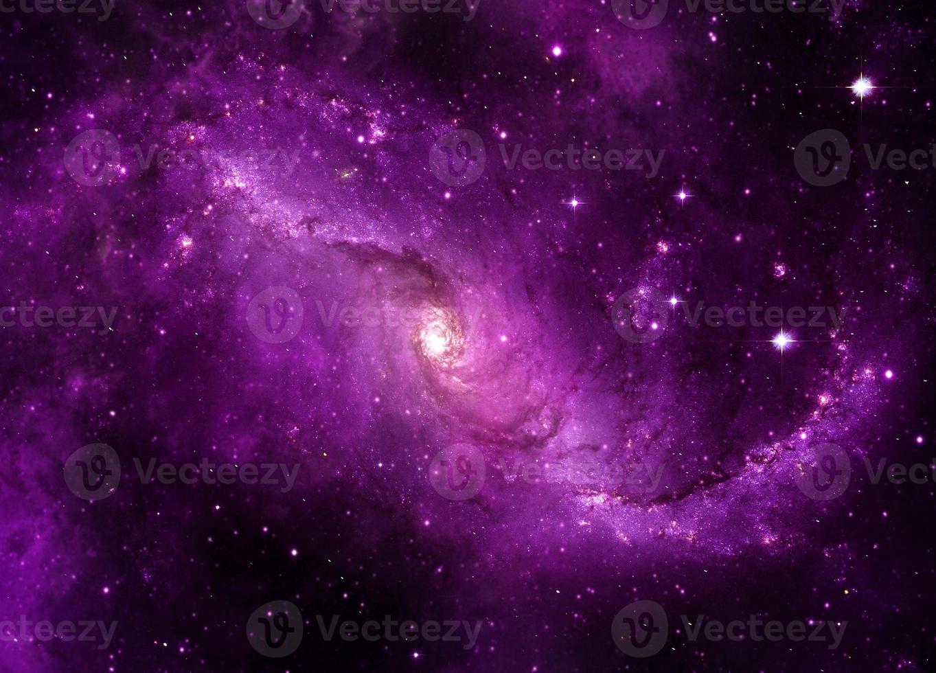 viola drammatico panorama notturno della galassia dallo spazio dell'universo lunare sul cielo notturno foto