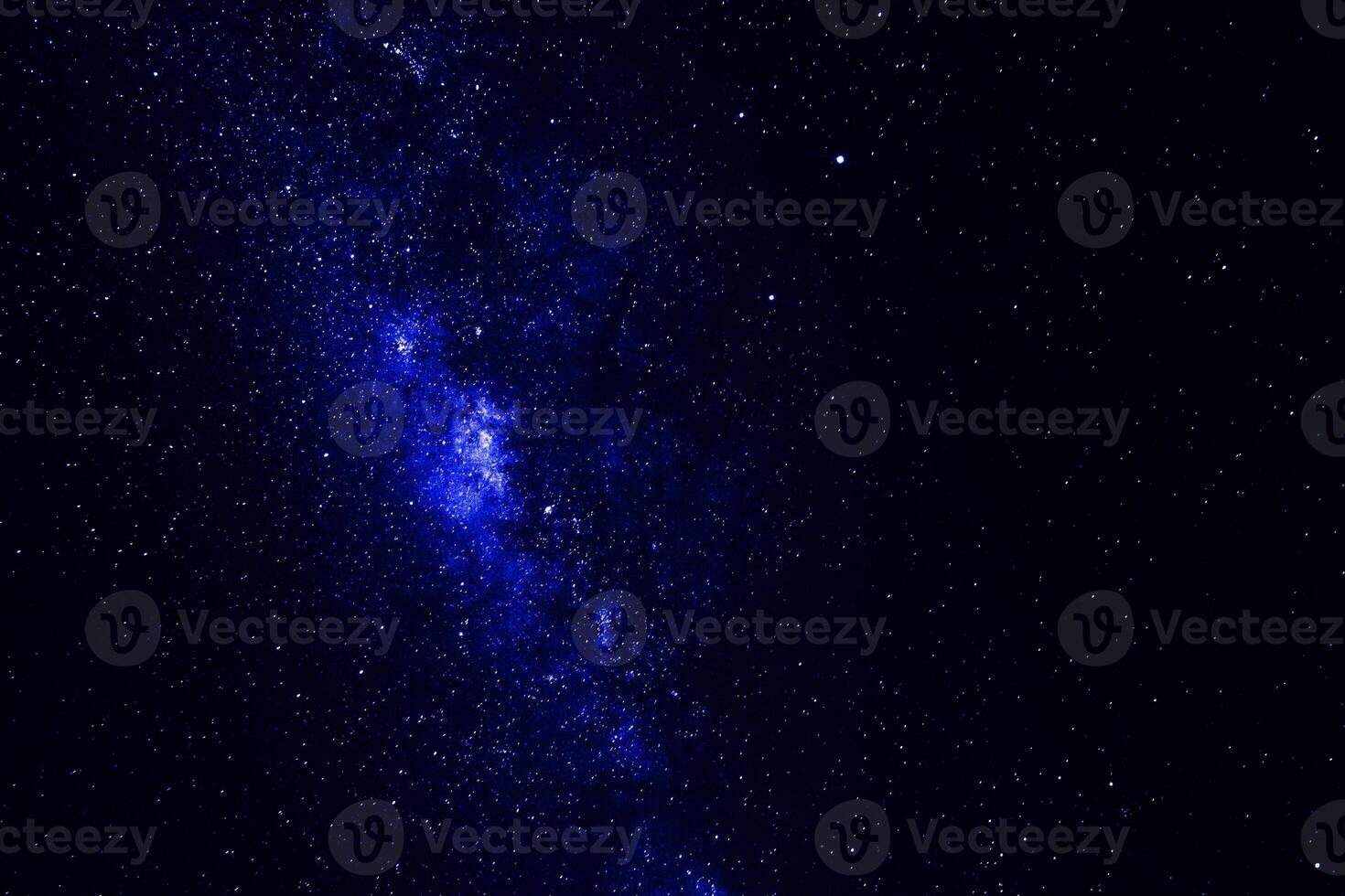 panorama notturno della galassia drammatico blu chiaro dallo spazio dell'universo lunare sul cielo notturno foto