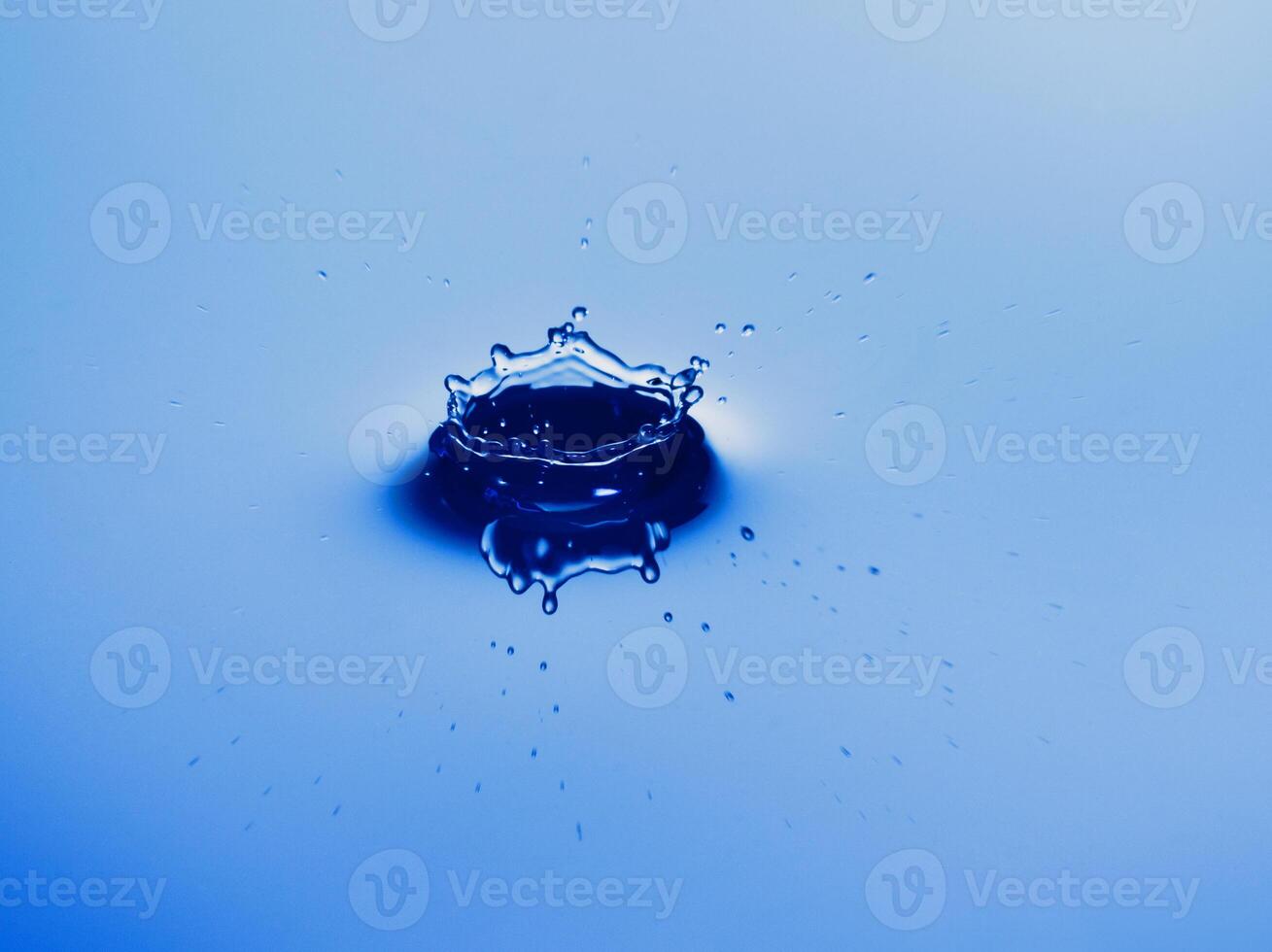 spruzzata di goccia d'acqua trasparente blu con bolla realistica con il blu. foto