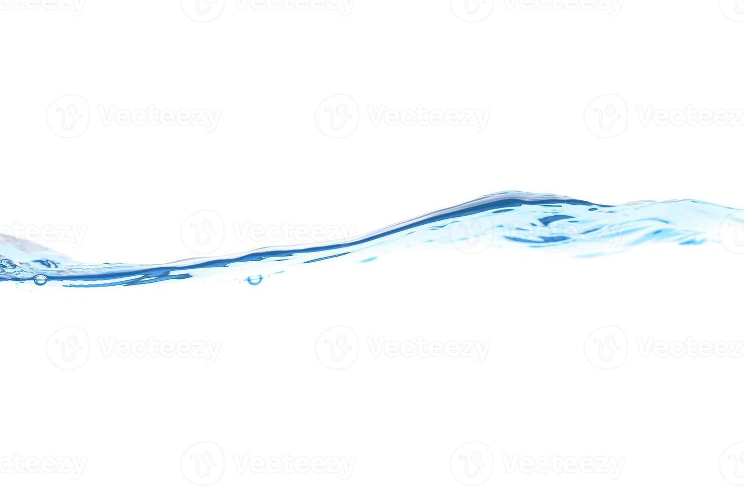 superficie dell'onda di acqua trasparente blu chiaro con bolla di spruzzi sul bianco dell'acqua. foto
