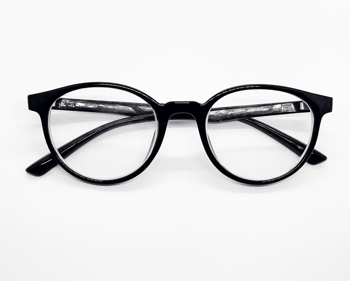 occhiali neri su sfondo bianco. occhiali semplici e classici per uno stile fashion quotidiano. modello di cornice elegante per donna. foto