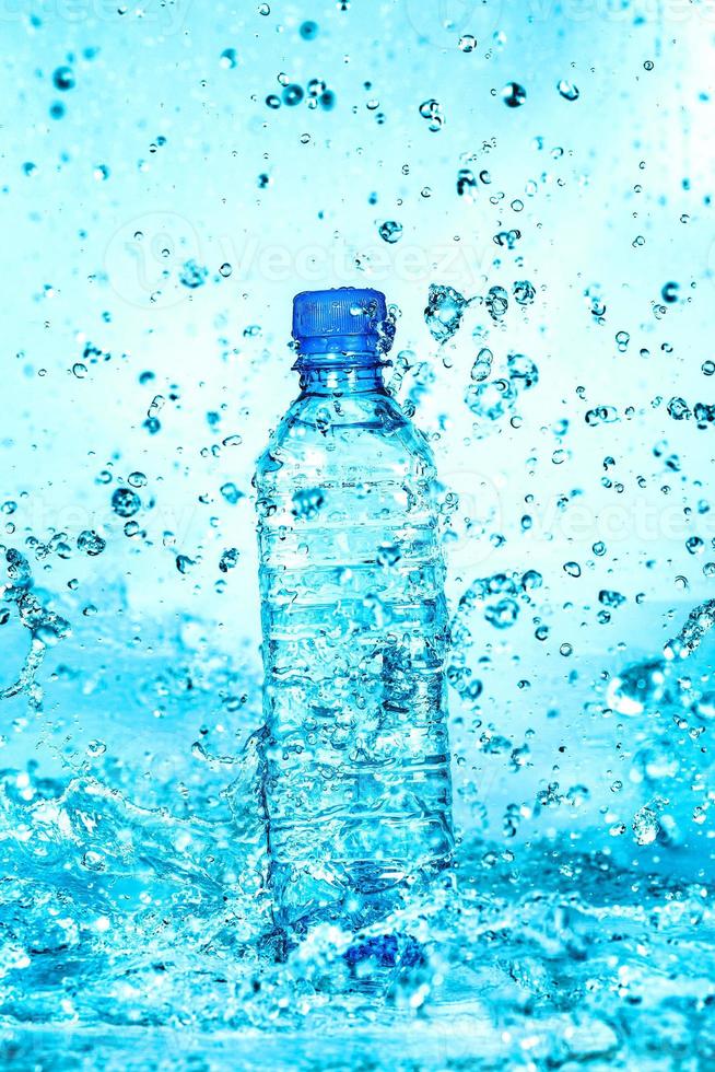 superficie dell'onda di acqua trasparente blu chiaro con bolla di spruzzi d'acqua in bottiglia. foto