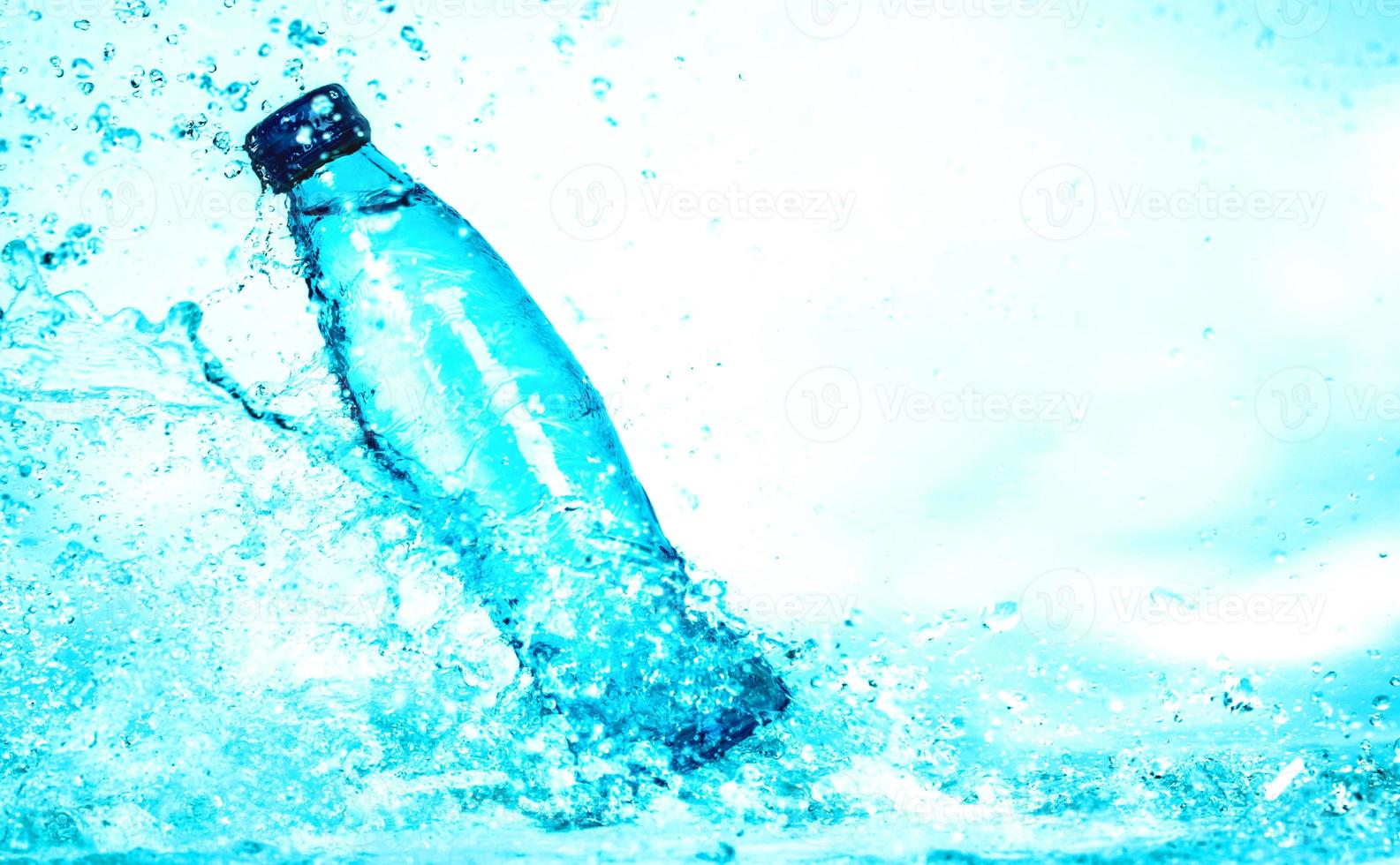 superficie dell'onda di acqua trasparente blu chiaro con bolla di spruzzi d'acqua in bottiglia. foto