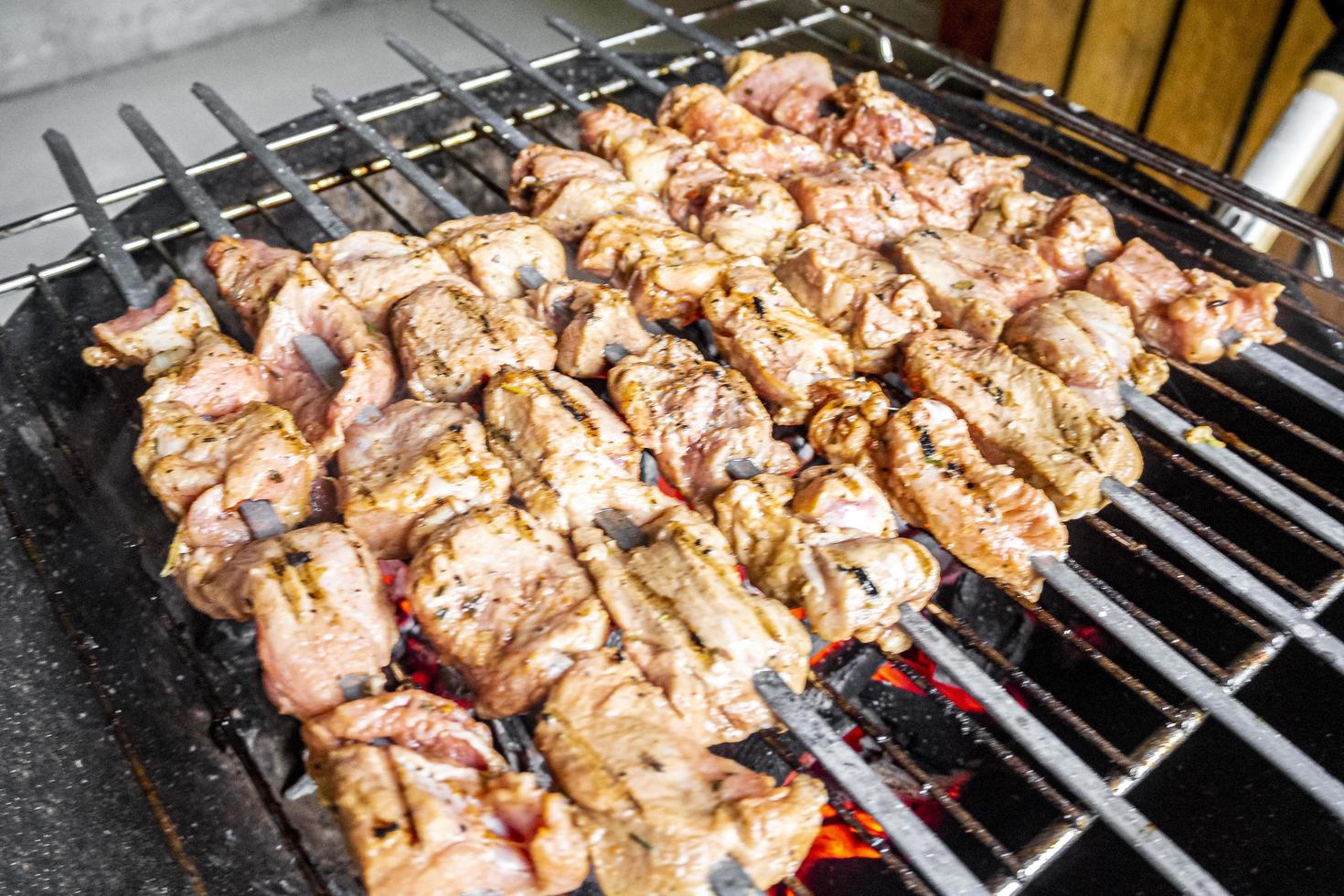 shashlik russo con spiedini su una griglia rotonda. foto