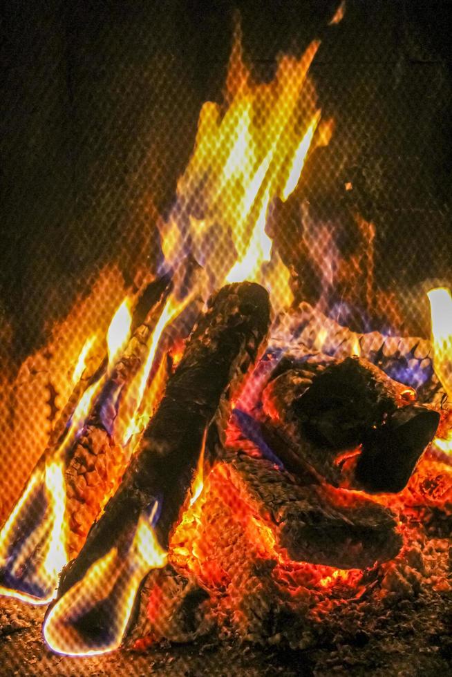 fuoco aperto luminoso romantico su legno in capanna in norvegia. foto