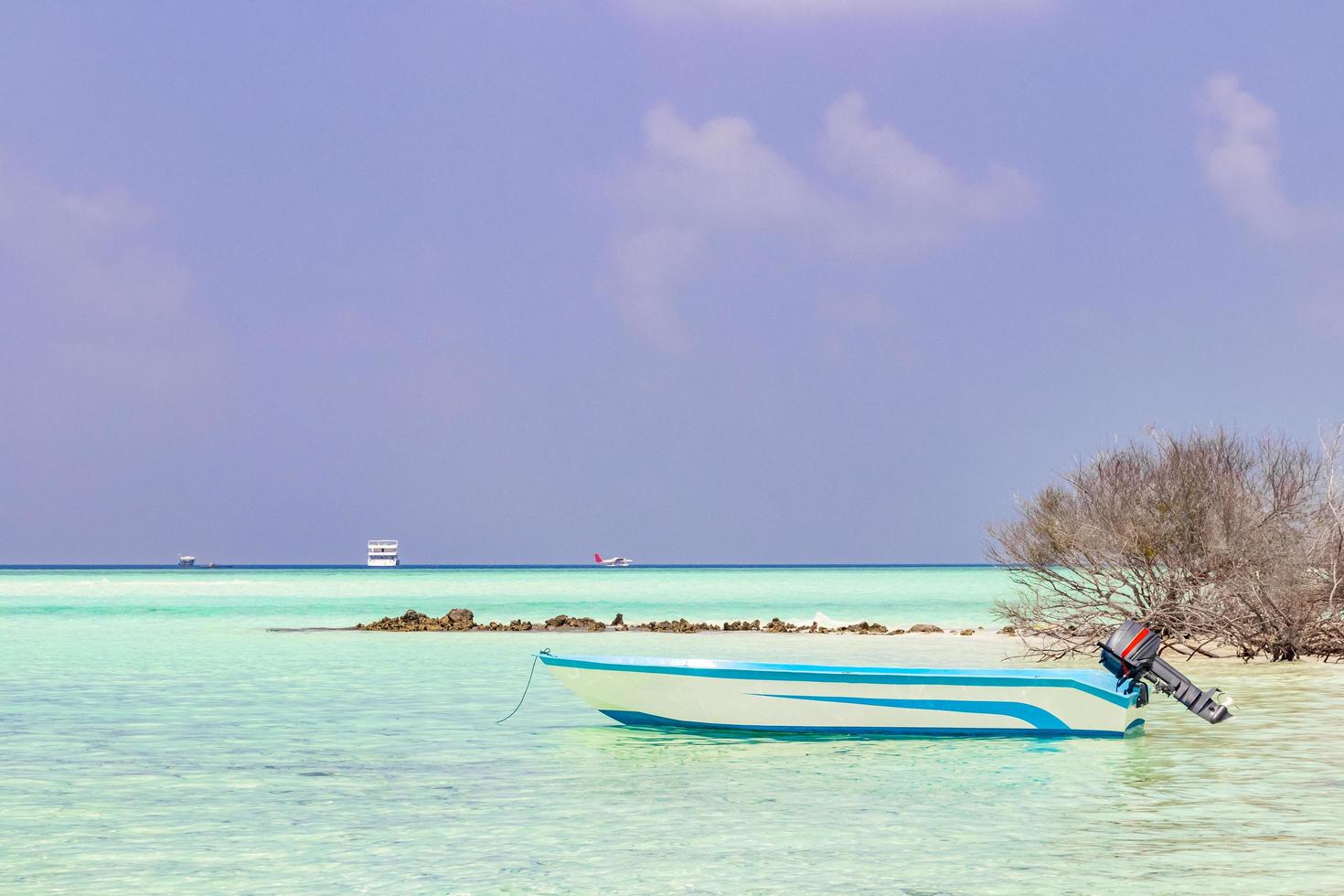 barche gita in barca isola di rasdhoo maldive in splendide acque cristalline. foto