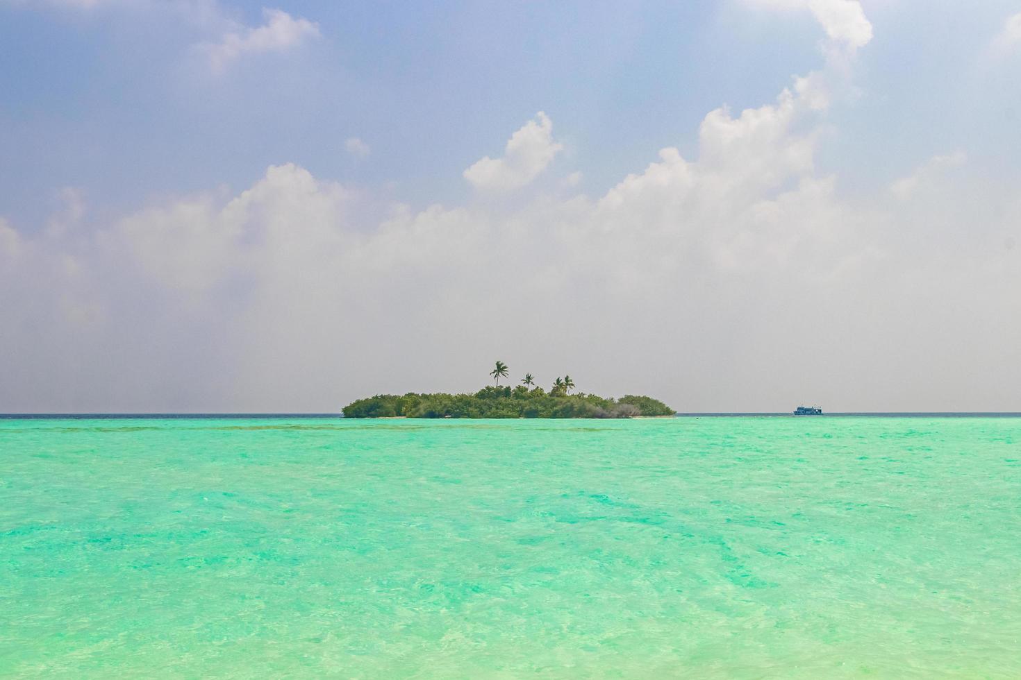 isole naturali tropicali turchesi banchi di sabbia madivaru finolhu atollo di rasdhoo maldive. foto