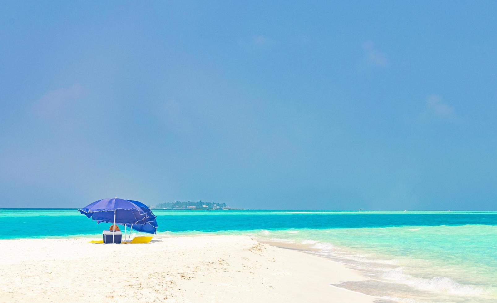 gradiente di colore alle isole del banco di sabbia madivaru finolhu atollo di rasdhoo maldive. foto