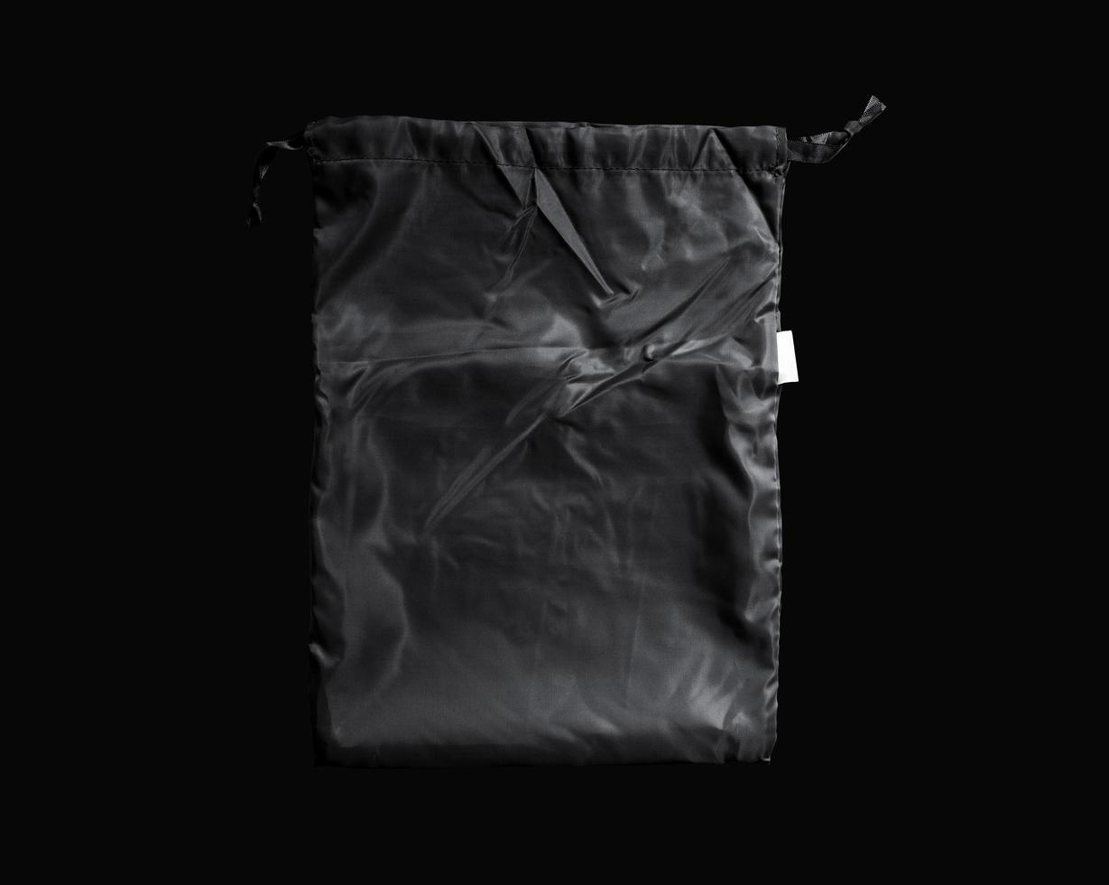 un sacchetto di plastica trasparente isolato su sfondo nero. plastica vuota o vuota per mockup e modello. layout per pubblicità o promozione. foto